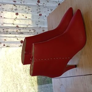 🎀 Sexy Matte Red Studded Pointed Toe Kitten Heel Ankle Boot Sz 9🎀 NWT